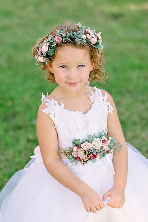 Un vestido marfil de niña de las flores diseñado de 3 maneras diferentes