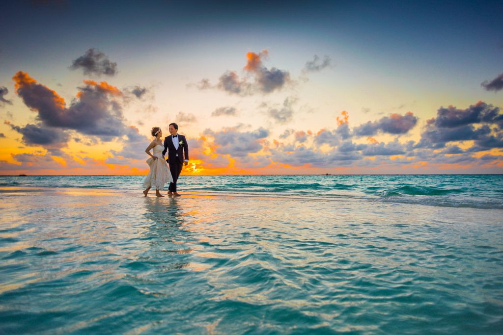 Beste 10 leichte und luftige Brautkleid für Strand Hochzeit