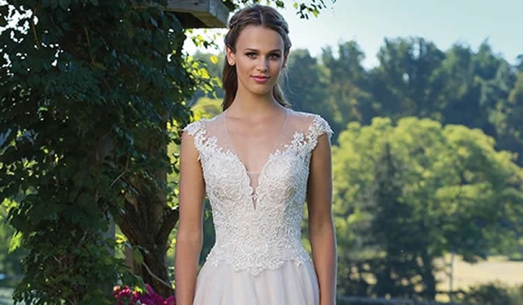V-neck wedding dresses that show your personality charm