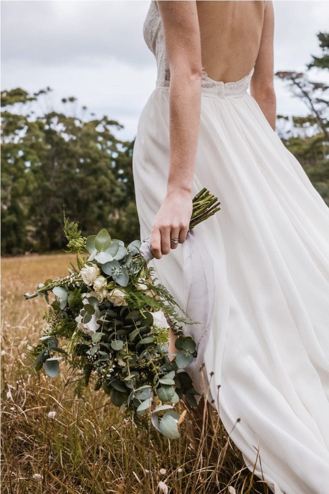 ¿Dónde encontrar el vestido de novia de encaje perfecto para una boda rústica en el campo?