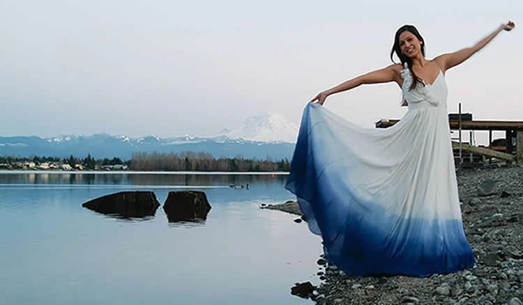 Не обязательно каждый раз носить белое: 9 свадебных платьев красивых цветов