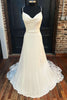 Vestido de novia largo blanco con escote drapeado, espalda con abertura y ribete de encaje