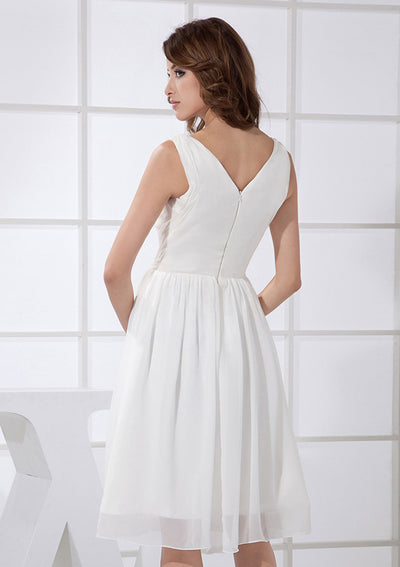 Белое шифоновое короткое платье для выпускного вечера длиной до колена с V-образным вырезом