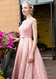 Robe de soirée en dentelle longueur genou princesse sans manches bateau à lacets, ceinture avec nœud papillon