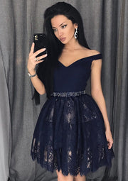 Robe de soirée en dentelle bleu marine foncé, ligne a, col en V, épaules dénudées, mini courte, perlée