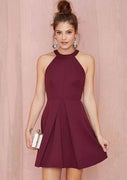 Robe de soirée en satin trapèze licou bordeaux courte mini trou de serrure