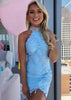 Minivestido curto de cetim com bainha e gola alta sem mangas, renda com miçangas