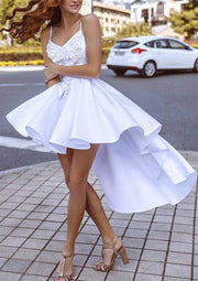 Vestido de baile assimétrico de cetim branco sem mangas com corte A, renda