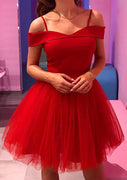 Короткое мини-платье для выпускного вечера из красного тюля трапеции с открытыми плечами и сердечком без рукавов