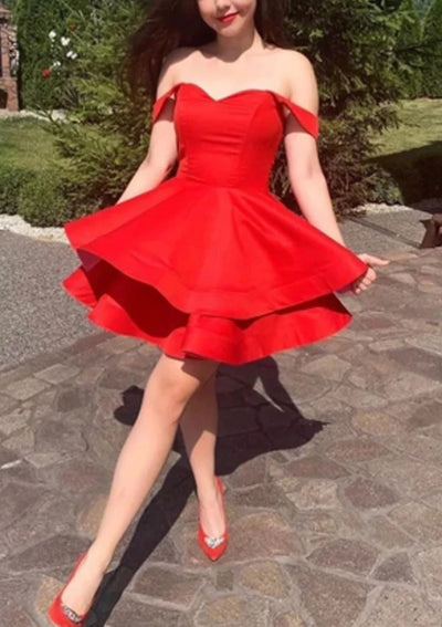 Mini vestido de regreso a casa corto de satén rojo con escote en forma de A y hombros descubiertos