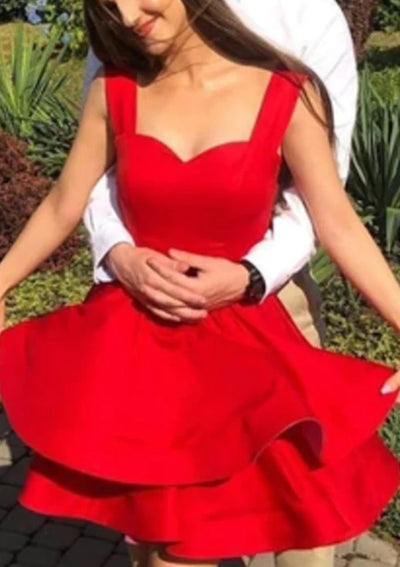 Красное атласное короткое мини-платье трапециевидной формы с открытыми плечами и сердечками для выпускного вечера