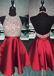 Бордовое атласное короткое мини-платье для встречи выпускников без рукавов с лямкой-трапецией, блестки из бисера