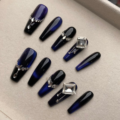 Manicura de diamantes con fondo de lago azul real, uñas postizas largas usables