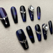 Manicura de diamantes con fondo de lago azul real, uñas postizas largas usables