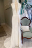 Vestido de noiva comprido branco com decote halter, costas abertas e corte sereia