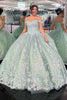 Robe de bal de quinceañera style princesse en dentelle vert sauge grisé, épaules dénudées, décolleté cœur
