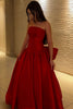 Rotes, trägerloses A-Linien-Abendkleid aus plissiertem Satin für festliche Anlässe und Abschlussbälle, mit Schleife