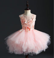 Perlenbesetztes 3D-Blumen-Schmetterlings-gestuftes rosa Tüll-Hochzeits-Blumenmädchenkleid