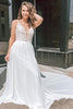 Weißes Brautkleid aus Spitze und Chiffon mit tiefem V-Ausschnitt, offenem Rücken, langer Schleppe und Knopfleiste
