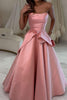 Langes Abend- und Abschlussballkleid mit trägerlosem Schnitt, Rundhalsausschnitt, Raffungen, Überrock und Satin