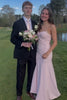 Roze lange strapless formele galajurk van satijn, met gedraaide voorkant, mouwloos en geplooid