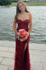 Robe de bal bordeaux coupe sirène, sans bretelles, à encolure cœur, en dentelle et avec fente