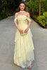 Vestido de baile comprido amarelo, em cetim e chiffon, com ombros descobertos, corte em A e folhos