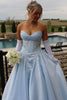 Vestido comprido formal azul, de cetim e renda, com corte em A, sem alças e decote em V, para baile de finalistas