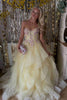 Lungo abito da ballo giallo in raso e tulle, senza spalline, con scollo a V, linea ad A e volant