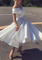 Белое атласное платье длиной до чая с открытыми плечами и трапецией для выпускного вечера