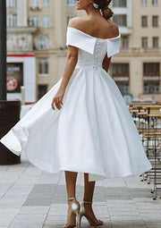 Белое атласное платье длиной до чая с открытыми плечами и трапецией для выпускного вечера
