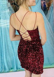 Короткое мини-платье для выпускного вечера без рукавов с блестками и V-образным вырезом