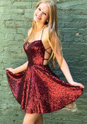 Сексуальное короткое мини-бордовое платье трапециевидной формы с открытой спиной и блестками для выпускного вечера
