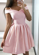 Розовое атласное короткое мини-платье для встречи выпускников с открытыми плечами и V-образным вырезом
