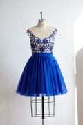 Короткое вечернее платье длиной до колена с V-образным вырезом и тюлевым кружевом королевского синего цвета