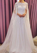 Perlenbesetztes Bateau-Hochzeitskleid in A-Linie aus Kapellen-Tüll mit Umhang, Spitze