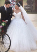 Trägerloses Ballkleid-Hochzeitskleid aus Tüll mit Perlenstickerei