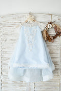 Vestido de noiva florido com mangas de tule de renda e bolinhas azuis