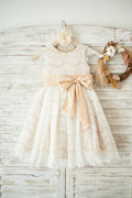 Vestido de niña de flores de boda con mangas casquillo de encaje color marfil satinado champán, cinturón de lazo