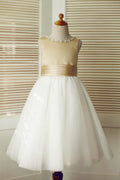 Champagnerfarbenes Satin-Elfenbein-Tüll-Hochzeits-Blumenmädchenkleid, perlenbesetzter Ausschnitt