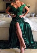 Темно-зеленое атласное платье для выпускного вечера с открытыми плечами и разрезом
