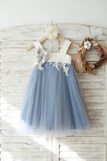 Vestido de noiva florido de tule azul empoeirado com contas e renda