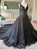 きらめきの刺繍されたレースのAライン大聖堂のゴシックな黒いウェディング ドレス