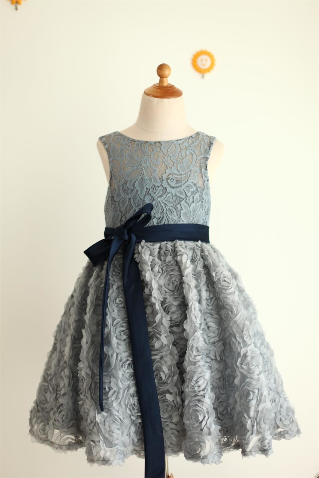 Robe de demoiselle d'honneur en dentelle gris rosette dos trou de
