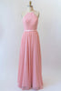 Abito da damigella d'onore rosa lungo ritagliato in chiffon di pizzo senza maniche allacciato al collo