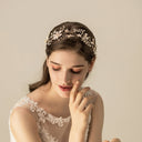 Bandeau de cheveux de mariage de perles de cristal de fleurs artificielles en alliage fait à la main