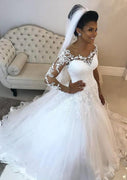 Langärmliges, bodenlanges Brautkleid mit Illusionsausschnitt aus Spitze und Tüll