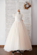 Vestido de niña de las flores de boda con espalda transparente y mangas con volantes de tul champán de encaje marfil