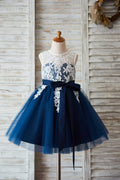 Vestido de niña de flores de boda de tul azul marino con encaje marfil, espalda en V