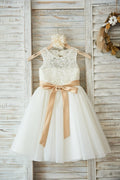 Vestido de noiva de tule rendado marfim com abertura nas costas, cinto